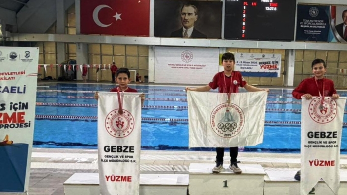 Körfezli Zehra ve Poyraz TDT yüzme bölge yarışlarında birinci oldular